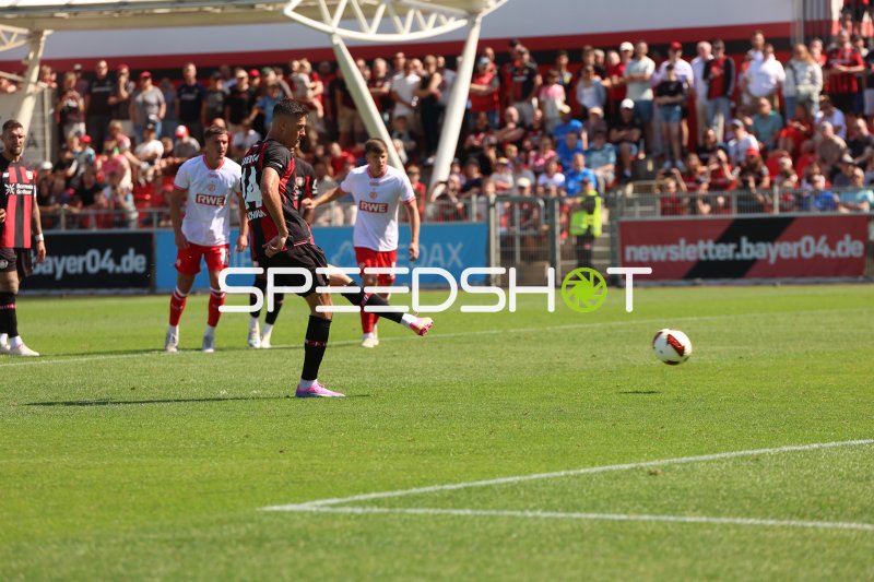 Aleix García (#24; Bayer 04 Leverkusen) tritt Freistoß im Ulrich-Haberland-Stadion