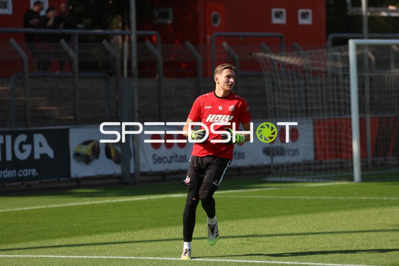 Torwart (#45; Rot-Weiss Essen) beim Aufwärmen im Ulrich-Haberland-Stadion