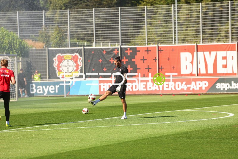 Torwart von Rot-Weiss Essen beim Abschlag im Training