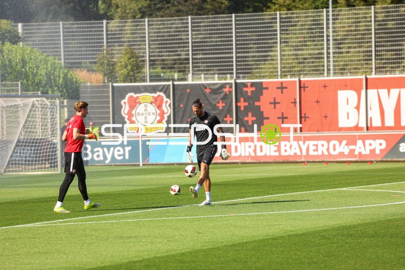 Zwei Torhüter beim Aufwärmen im Ulrich-Haberland-Stadion