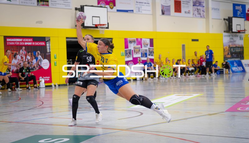 Laura Sophie Klocke (#13; HC Leipzig) beim Sprungwurf gegen Rödertal