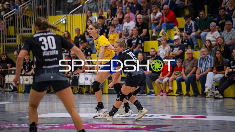 Natascha Foley (#19; HC Rödertal) im Zweikampf gegen HC Leipzig