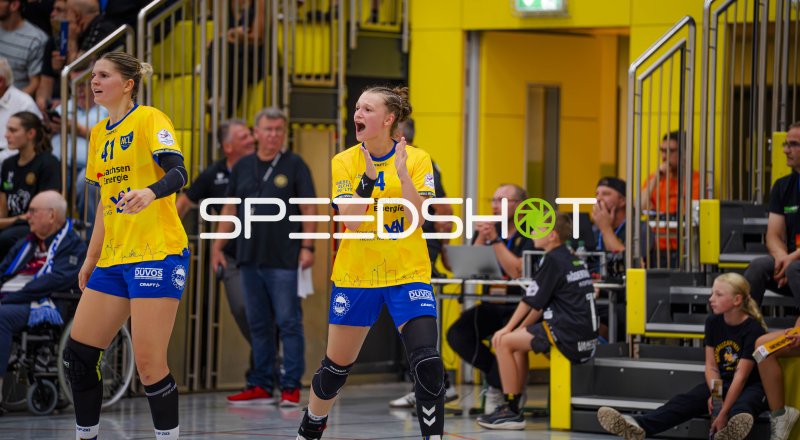 Wiebke Meyer (#41; HC Leipzig) und Jana Walther (#4; HC Leipzig) feuern ihr Team an