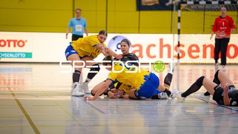 Marlene Tucholke (#23; HC Leipzig) im intensiven Zweikampf um den Ball