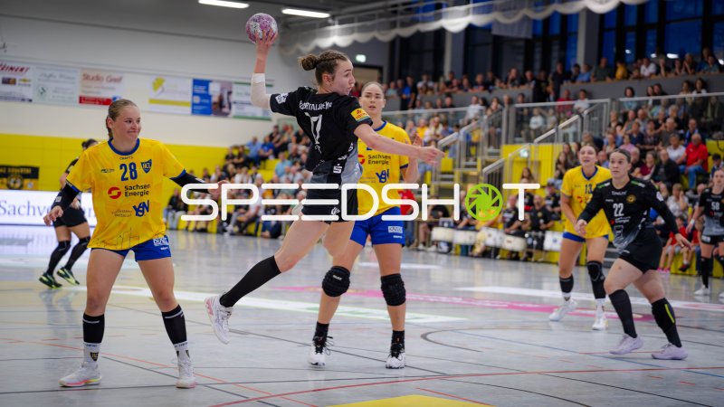 Rödertal-Spielerin beim Sprungwurf gegen Lara Tauchmann (#28; HC Leipzig)