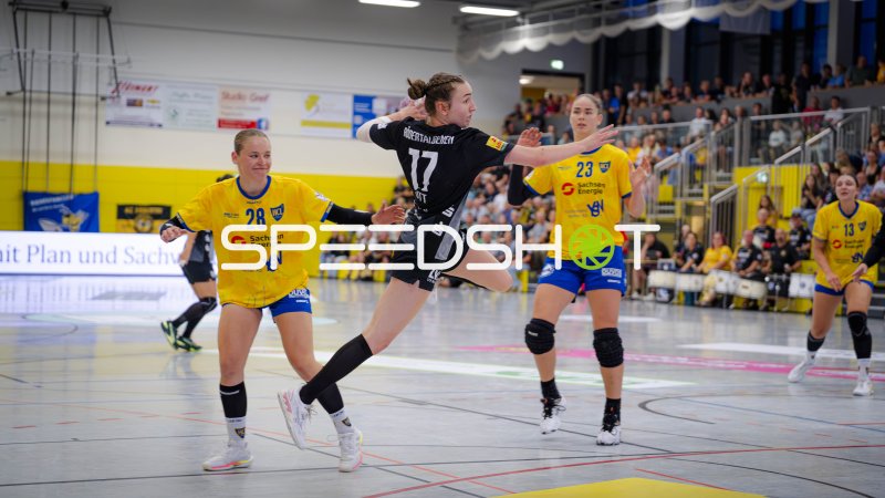 Leila Ott (#17; HC Rödertal) im Angriff gegen HC Leipzig
