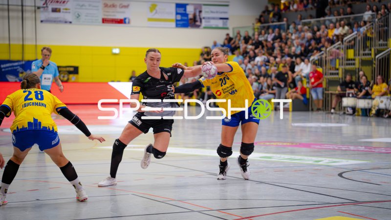 Adele Kasper (#20; HC Rödertal) im Zweikampf gegen Lara Tauchmann (#28; HC Leipzig)