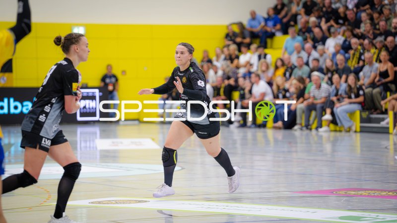 HC Rödertal Spielerin im Laufduell vor vollem Publikum in Großröhrsdorf