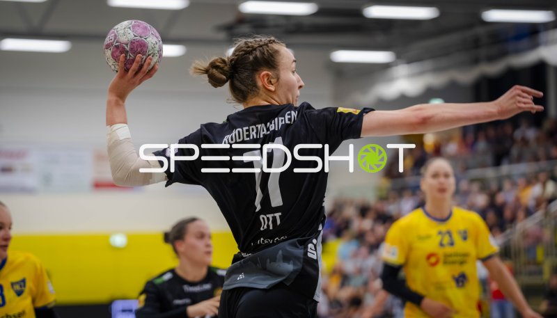 Leila Ott (#17; HC Rödertal) beim Wurfanlauf in Großröhrsdorf