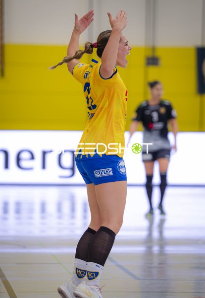 Lilly Glimm (#22; HC Leipzig) jubelt ausgelassen in Großröhrsdorf