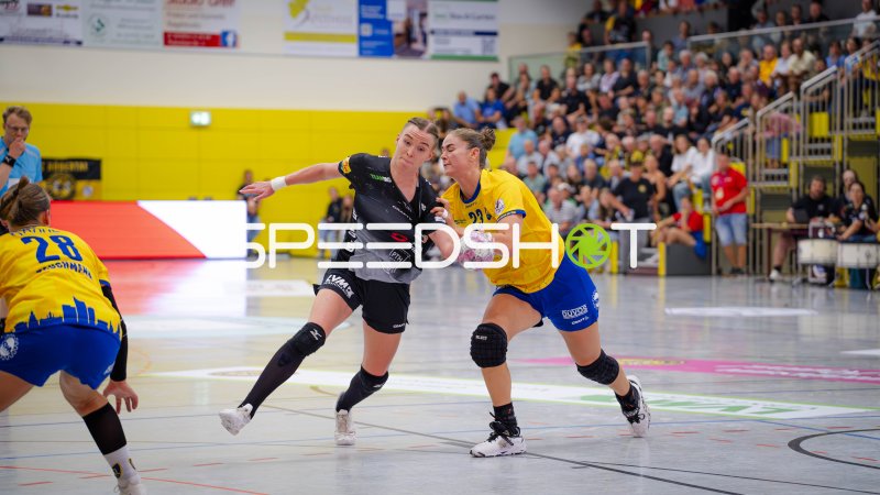 Bo Dekker (#22; HC Rödertal) im Zweikampf gegen HC Leipzig