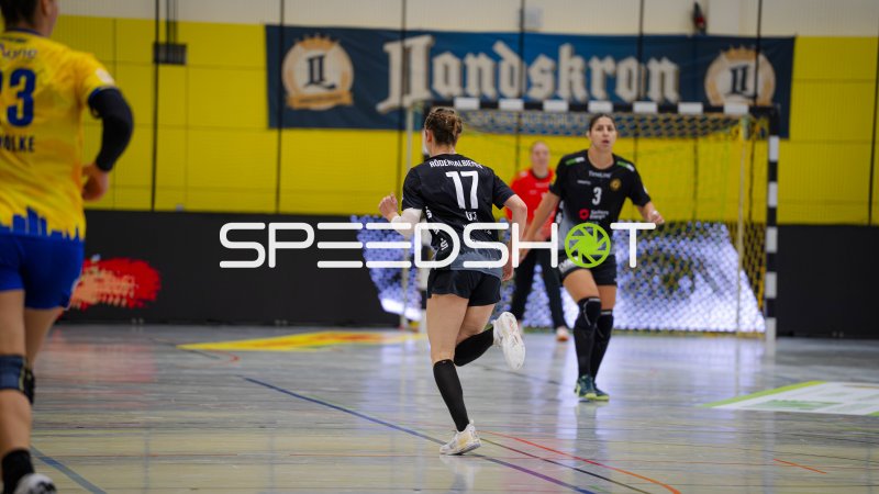 Leila Ott (#17; HC Rödertal) läuft aufs Tor zu