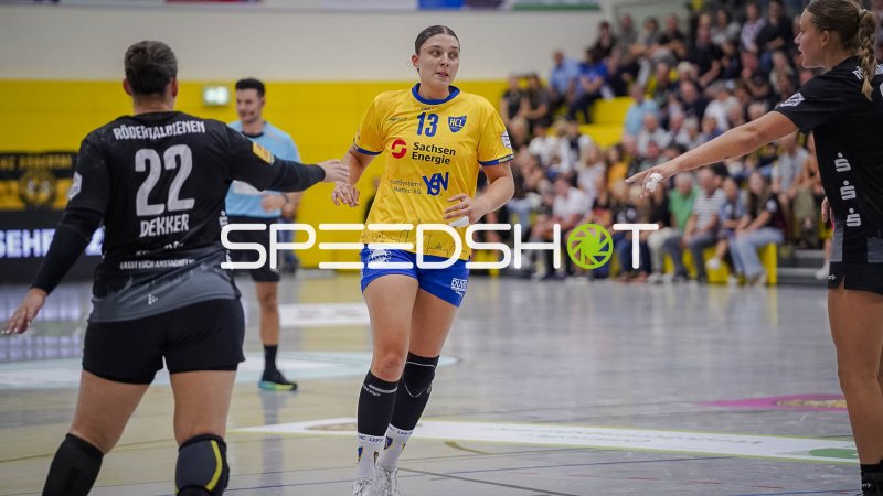 Laura Sophie Klocke (#13; HC Leipzig) im Zweikampf gegen Bo Dekker (#22; HC Rödertal)