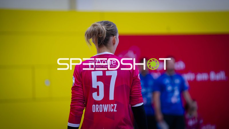 Spielerin #57 Orowicz im Fokus beim Spiel in Großröhrsdorf
