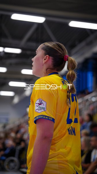 Lilly Glimm (#22; HC Leipzig) beobachtet das Spielgeschehen