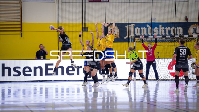 Wurfaktion gegen HC-Rödertal-Block in der Sporthalle Großröhrsdorf