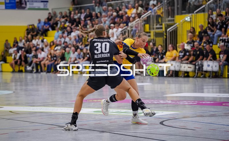 Rozemarijn Alderden (#30; HC Rödertal) im Zweikampf gegen HC Leipzig