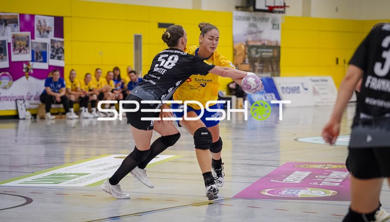 Lilli Holste (#58; HC Rödertal) im Zweikampf gegen HC Leipzig