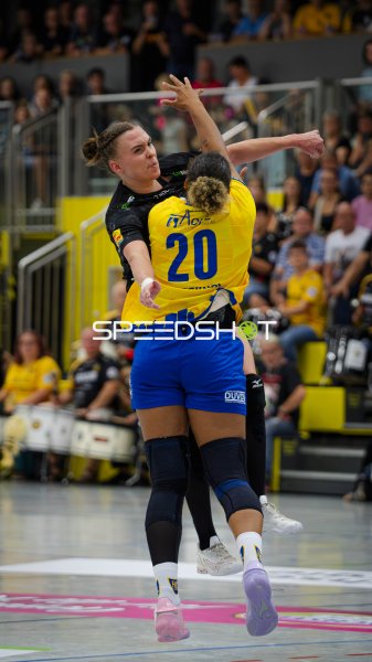 Sharleen Greschner (#20; HC Leipzig) im Zweikampf gegen HC Rödertal