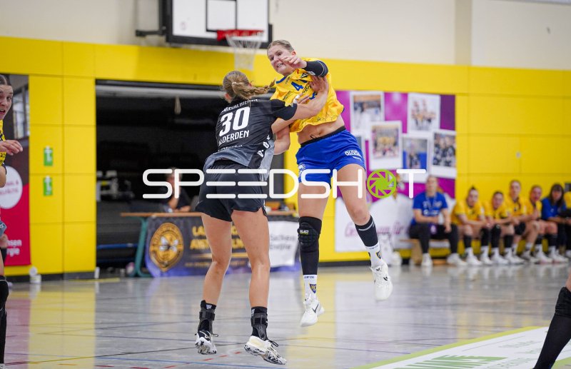Zweikampf: Rozemarijn Alderden (#30; HC Rödertal) gegen HC-Leipzig-Spielerin