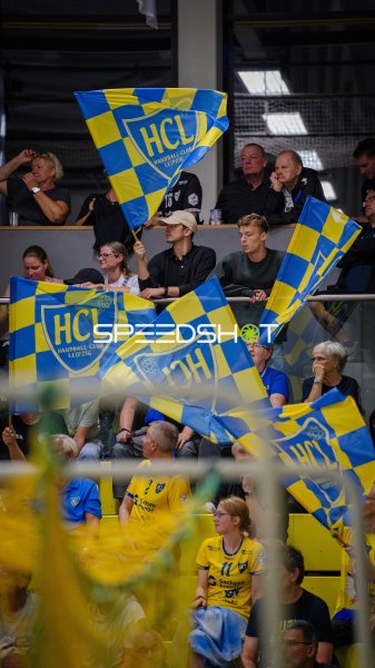 HC Leipzig Fans feiern mit Fahnen in der Sporthalle Großröhrsdorf