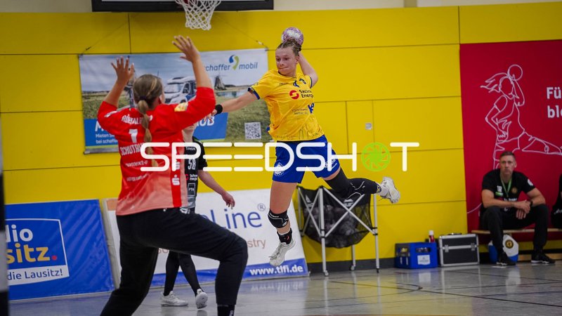 HC Leipzig springt zum Wurf gegen Larissa Schutrups (#1; HC Rödertal)