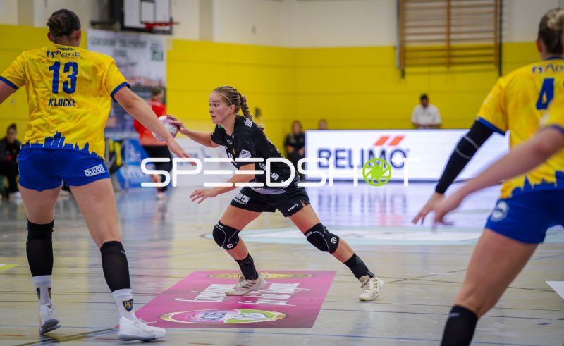 Laura Sophie Klocke (#13; HC Leipzig) im Zweikampf gegen HC Rödertal