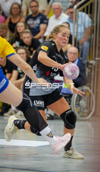 HC Rödertal Spielerin (#19) im Tempogegenstoß mit Ball
