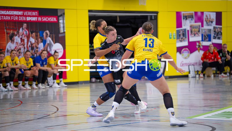 Laura Sophie Klocke (#13; HC Leipzig) im Zweikampf gegen HC Rödertal