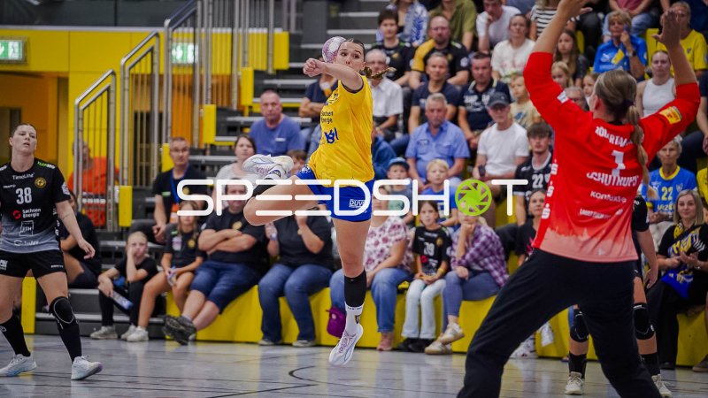 HC Leipzig beim Sprungwurf gegen Larissa Schutrups (#1; HC Rödertal)