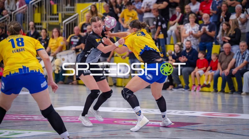 Zweikampf zwischen HC Rödertal und Laura Sophie Klocke (#13; HC Leipzig)