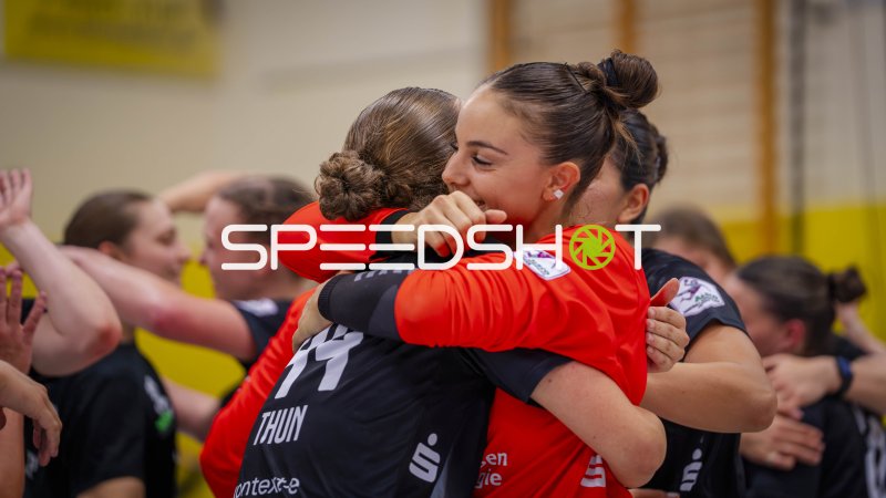 Mathilde Thun (#44; HC Rödertal) jubelt mit Teamkollegin nach Spielende