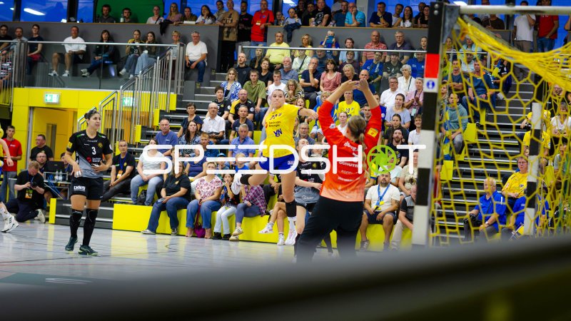 Wurf auf das Tor beim Spiel HC Leipzig gegen HC Rödertal