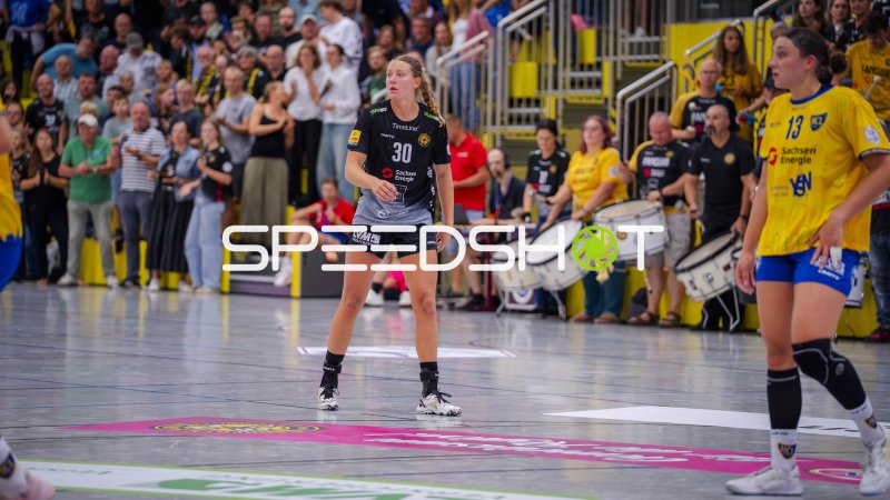 Rozemarijn Alderden (#30; HC Rödertal) in Spielbereitschaft