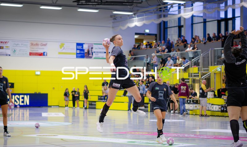 HC Rödertal Spielerin beim Sprungwurf in der Sporthalle Großröhrsdorf