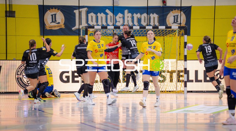 Laura Sophie Klocke (#13; HC Leipzig) im Torabschluss vor dem Tor