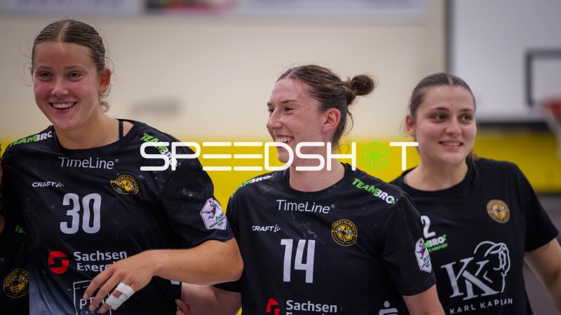 Rozemarijn Alderden (#30) und Leonie Meersteiner (#14; HC Rödertal) feiern gemeinsam