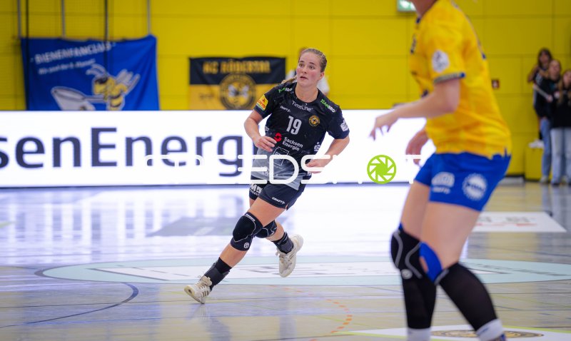 Natascha Foley (#19; HC Rödertal) im Lauf in der Sporthalle Großröhrsdorf