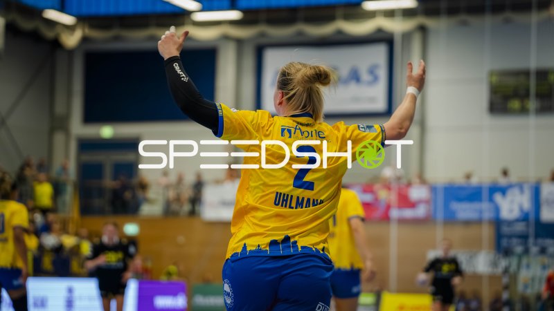 Pauline Uhlmann (#2; HC Leipzig) jubelt mit erhobenen Armen