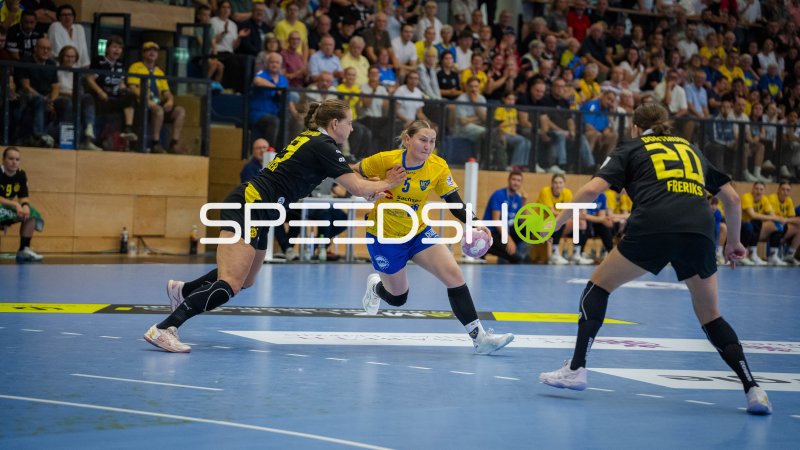 Kim-Angelina Lang (#5; HC Leipzig) im Zweikampf gegen Borussia Dortmund