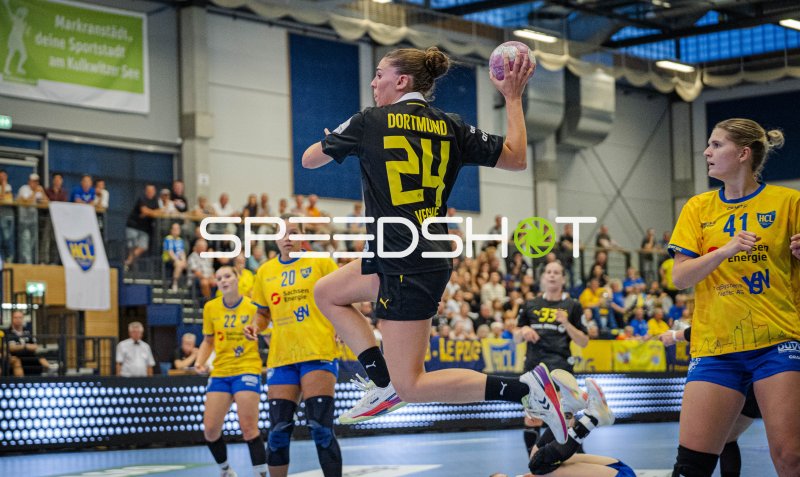 Ona Vegue (#24; Borussia Dortmund) beim Sprungwurf gegen HC Leipzig