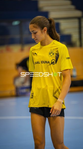 Iva Mladenovska (#19; Borussia Dortmund) in der Spielpause