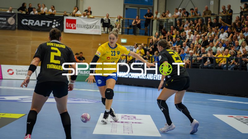 Marlene Tucholke (#23; HC Leipzig) im Zweikampf gegen Borussia Dortmund