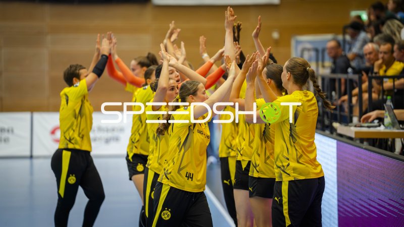 Lara Egeling (#44; Borussia Dortmund) beim Mannschafts-Jubel in Leipzig