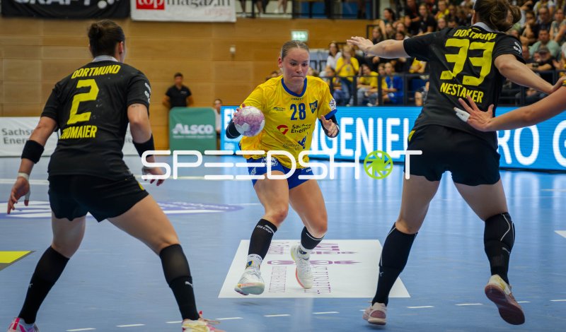 Lara Tauchmann (#28; HC Leipzig) im Durchbruch gegen Borussia Dortmund