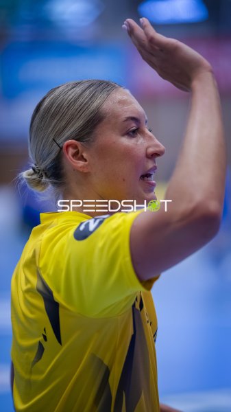 HC Leipzig Spielerin mit erhobener Hand im Spielgeschehen