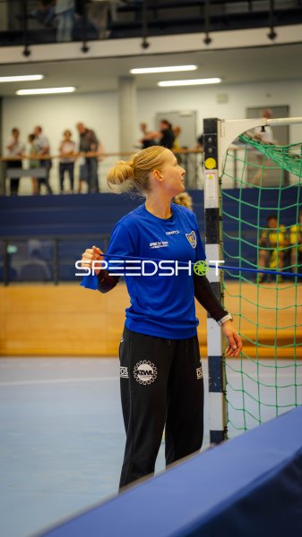 HC Leipzig Trainerin mit Widerstandsband am Tor im Sportcenter Markranstädt