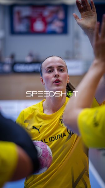 Borussia Dortmund Spielerin im Angriff beim Handball-Match in Leipzig