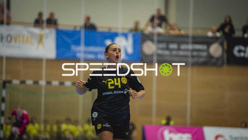 Ona Vegue (#24; Borussia Dortmund) bejubelt Treffer im Sportcenter Markranstädt