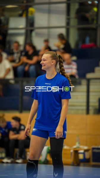 Jana Walther (HC Leipzig) lächelt beim Spiel in Markranstädt